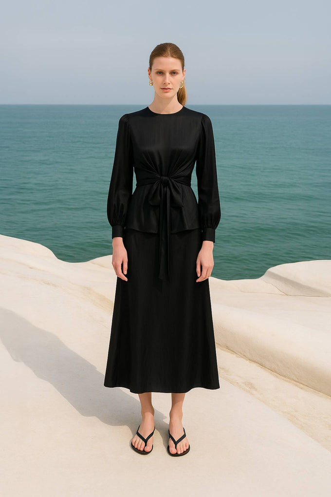 Completo raso nero con blusa peplo e nodo frontale
