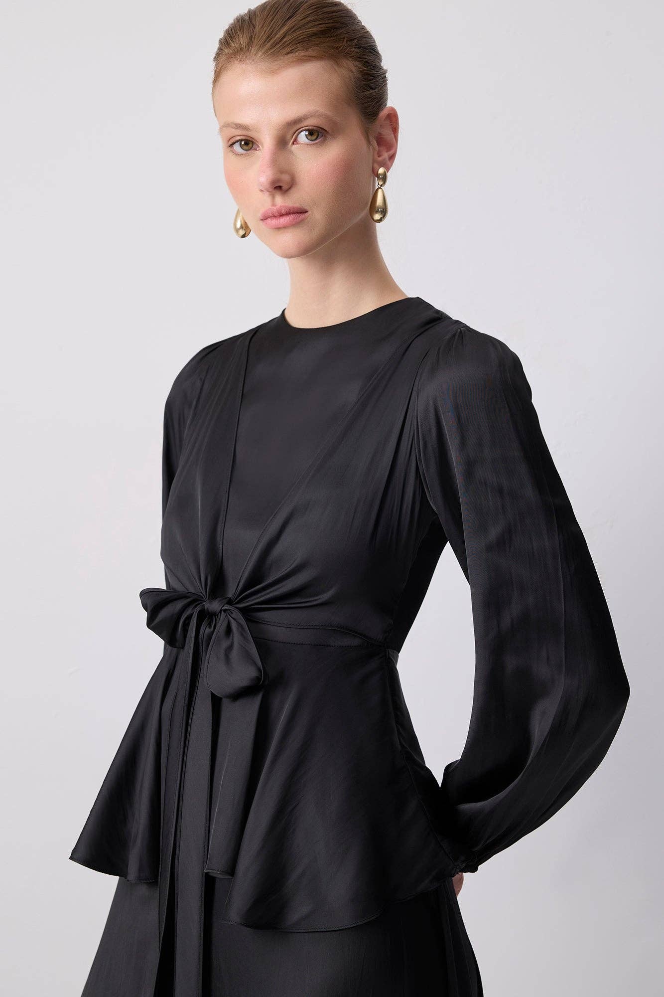 Completo raso nero con blusa peplo e nodo frontale