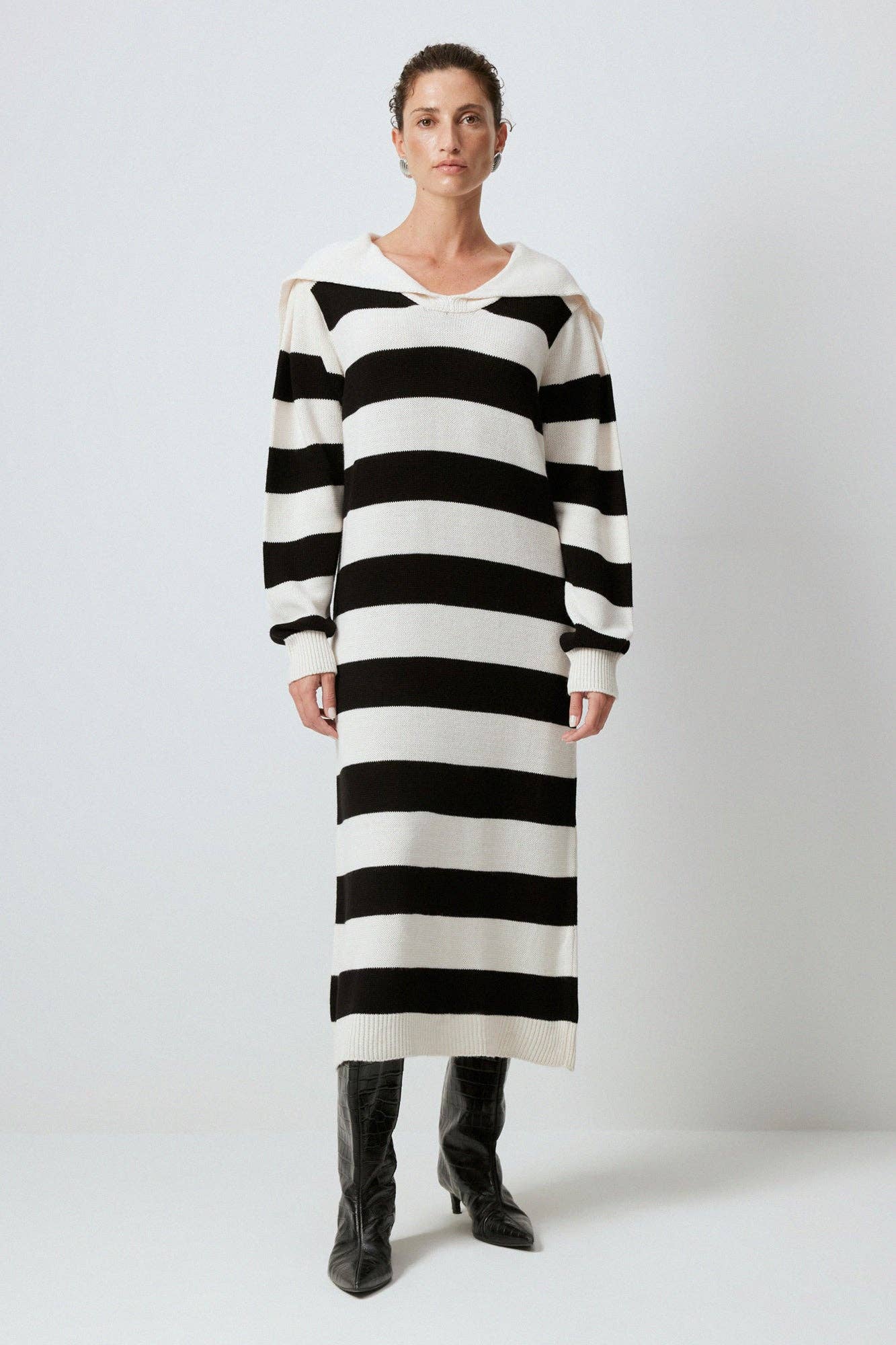 Abito in maglia a righe con colletto ampio