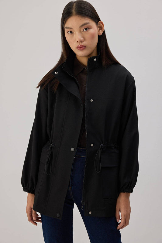 Giacca nera con zip e collo alto