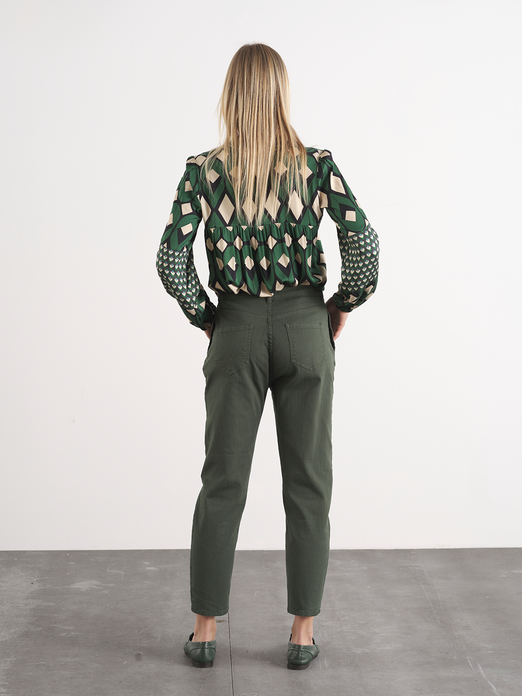 Pantaloni con doppia pinces in cotone elasticizzato