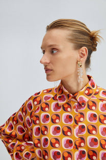 Camicia in raso fantasia geometrica con cintura