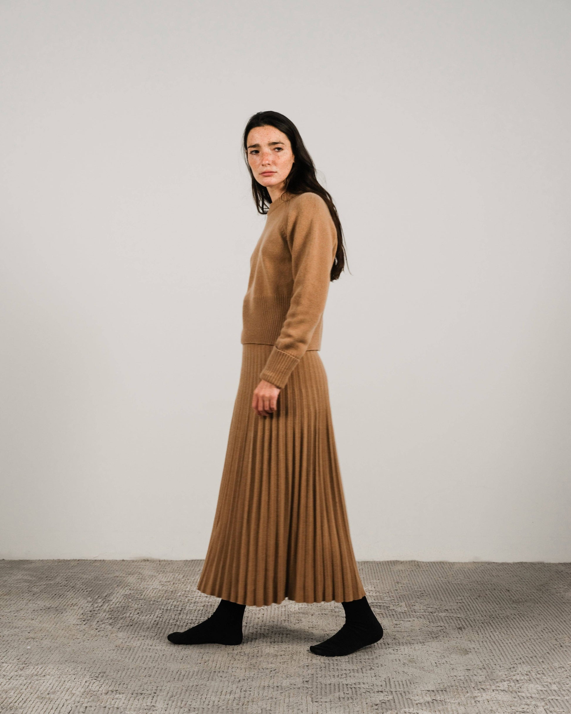 Maglione girocollo in misto cashmere con polsini arrotolati