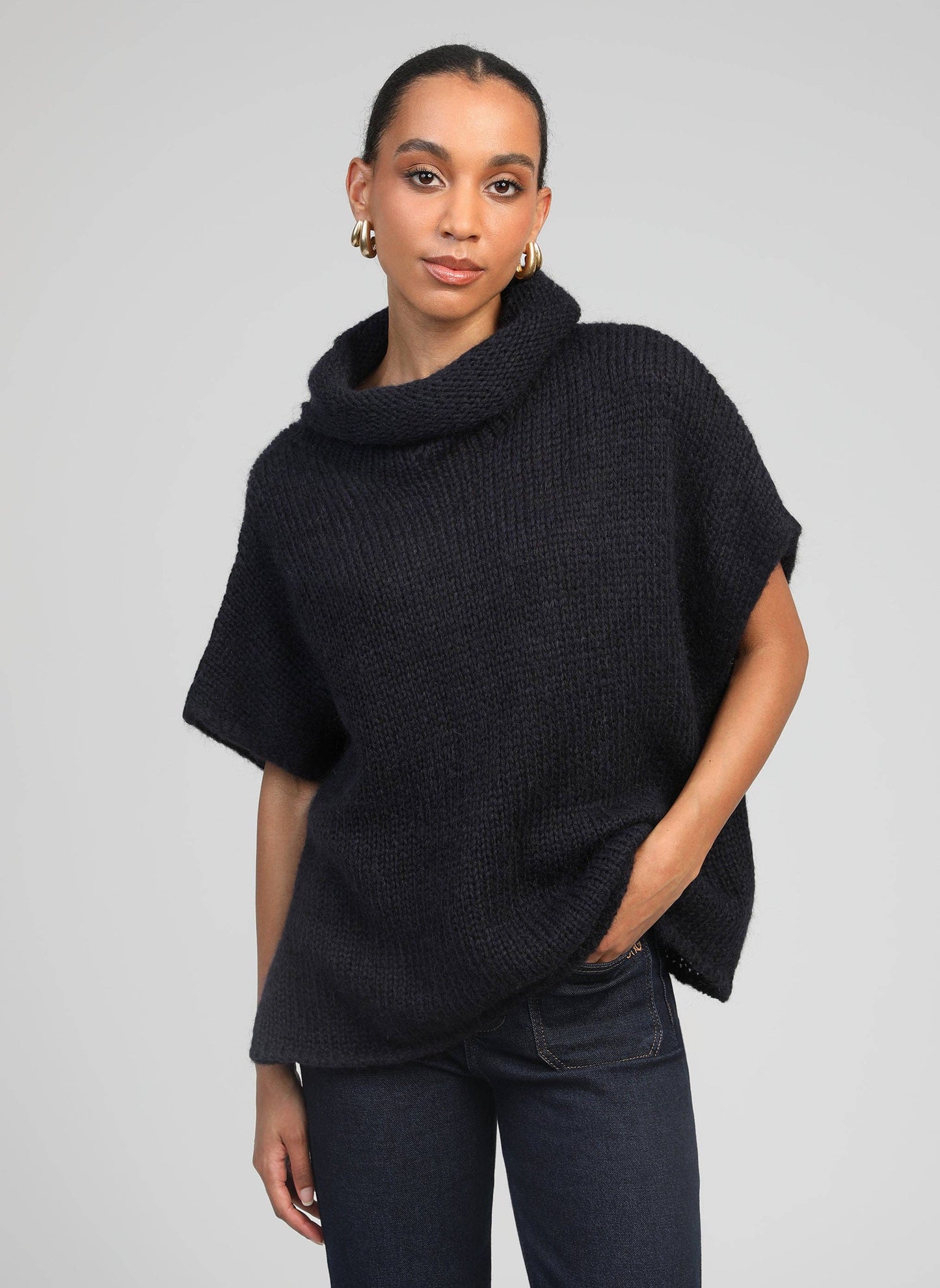 Maglione poncho oversize a collo alto blu navy