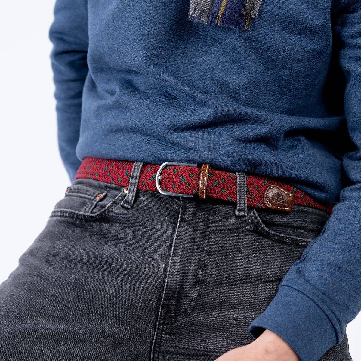 Cintura intrecciata elastica multicolor con finiture in pelle