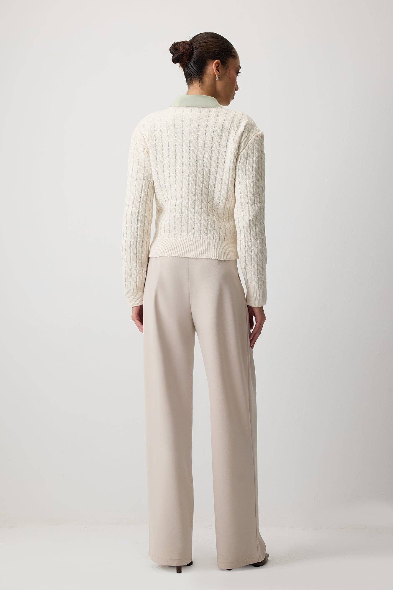 Maglione in maglia a trecce ecrù con colletto