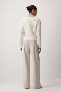 Maglione in maglia a trecce ecrù con colletto
