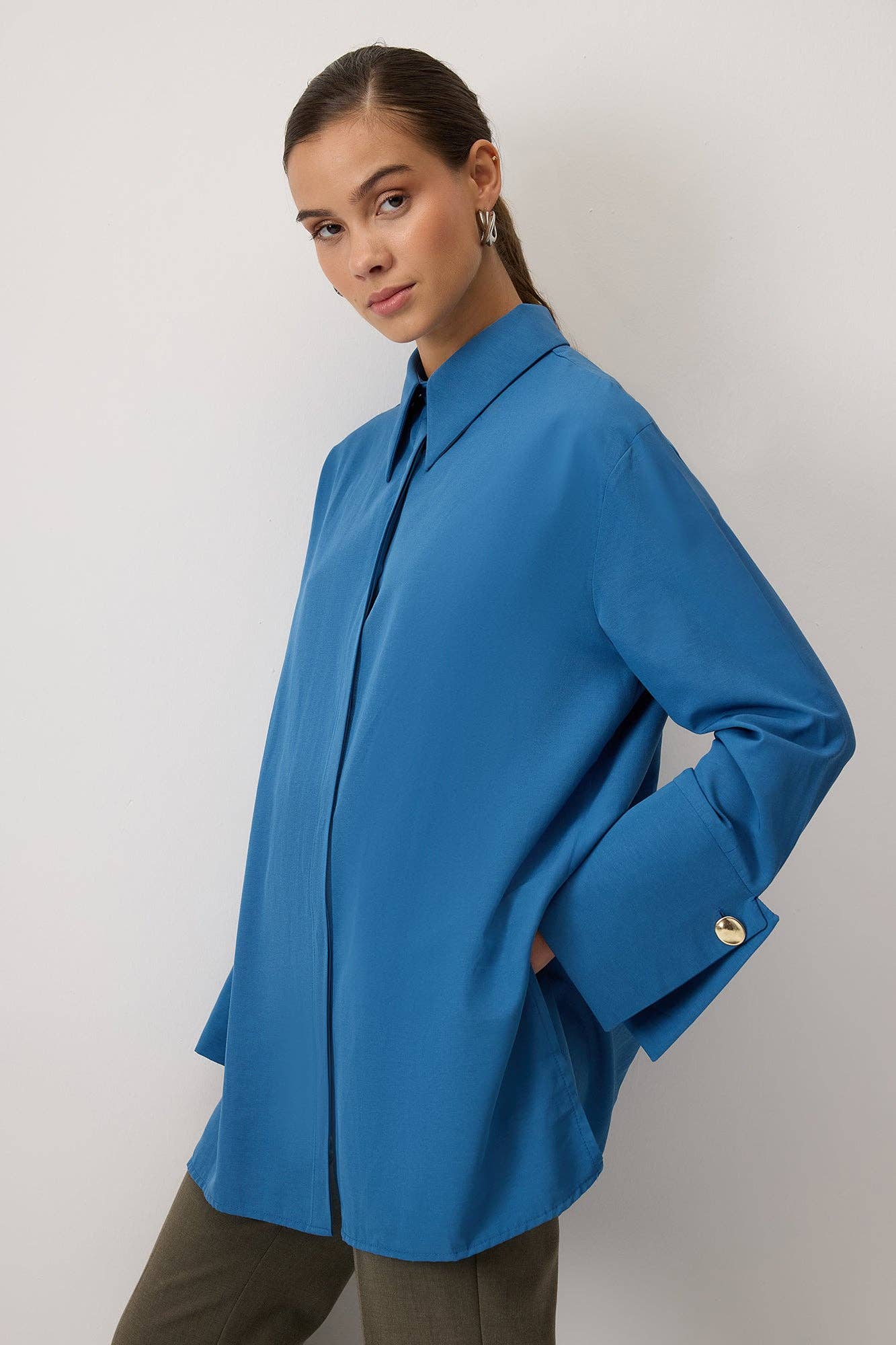 Camicia in popeline con polsini ampi