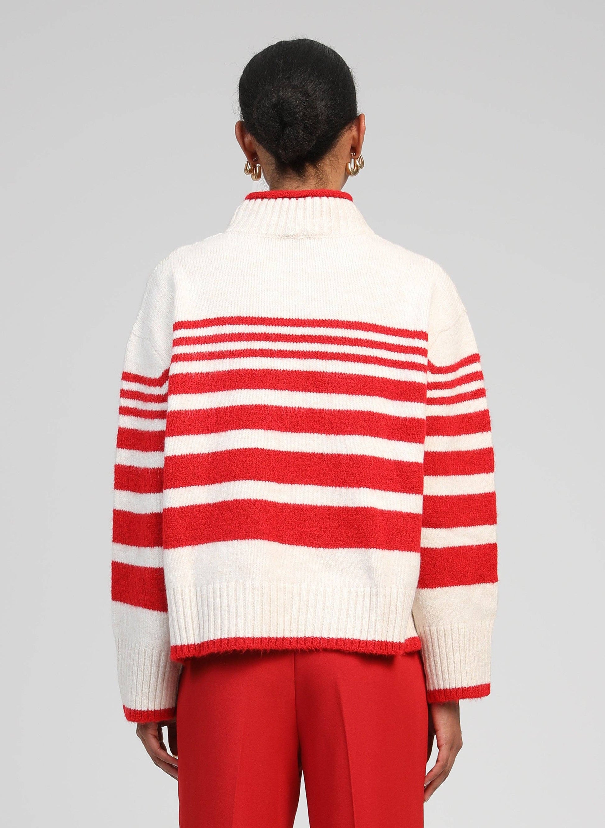 Maglione a righe rosso e bianco con collo alto
