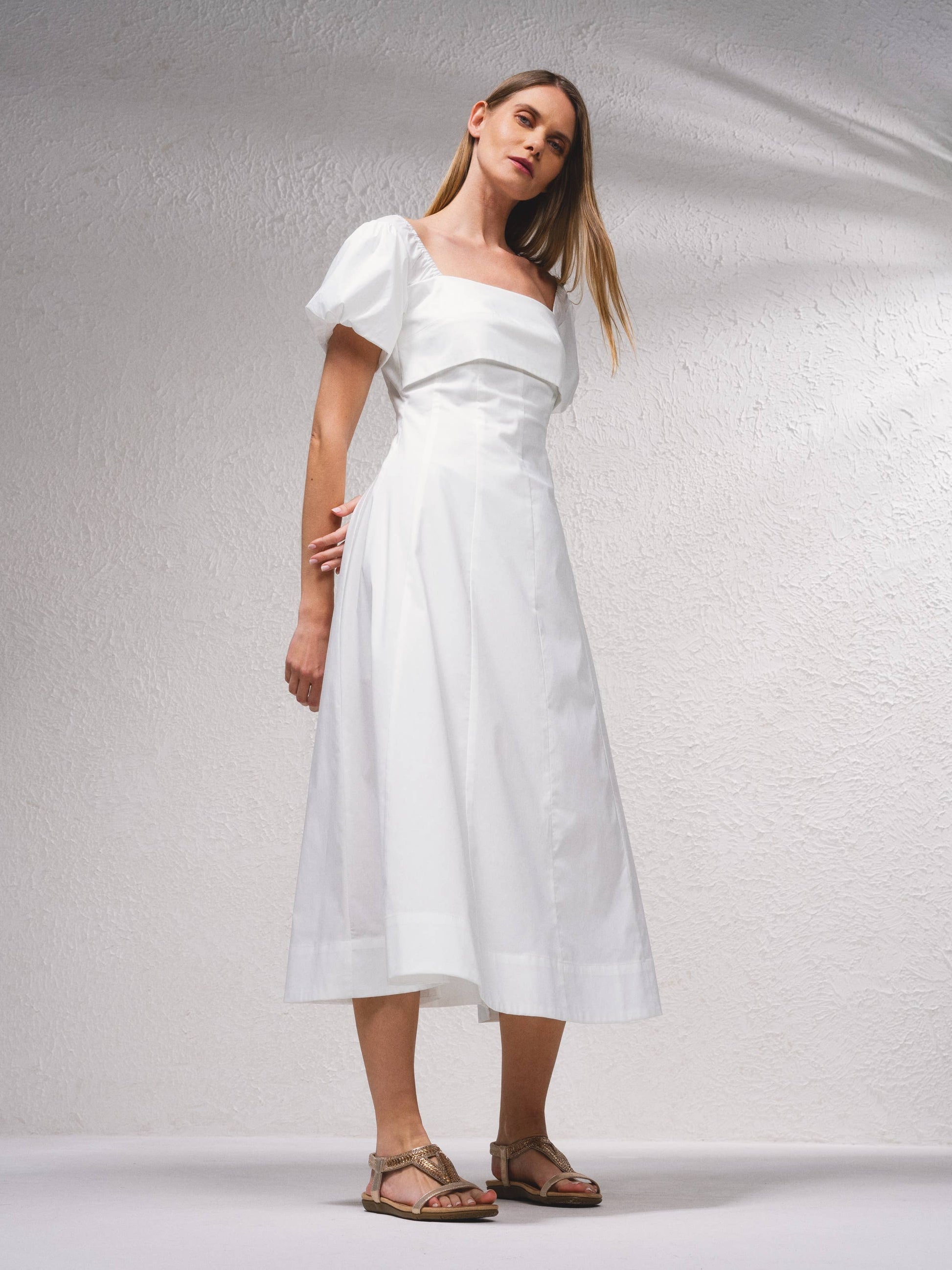 Vestito midi con scollo quadrato e gonna a trapezio