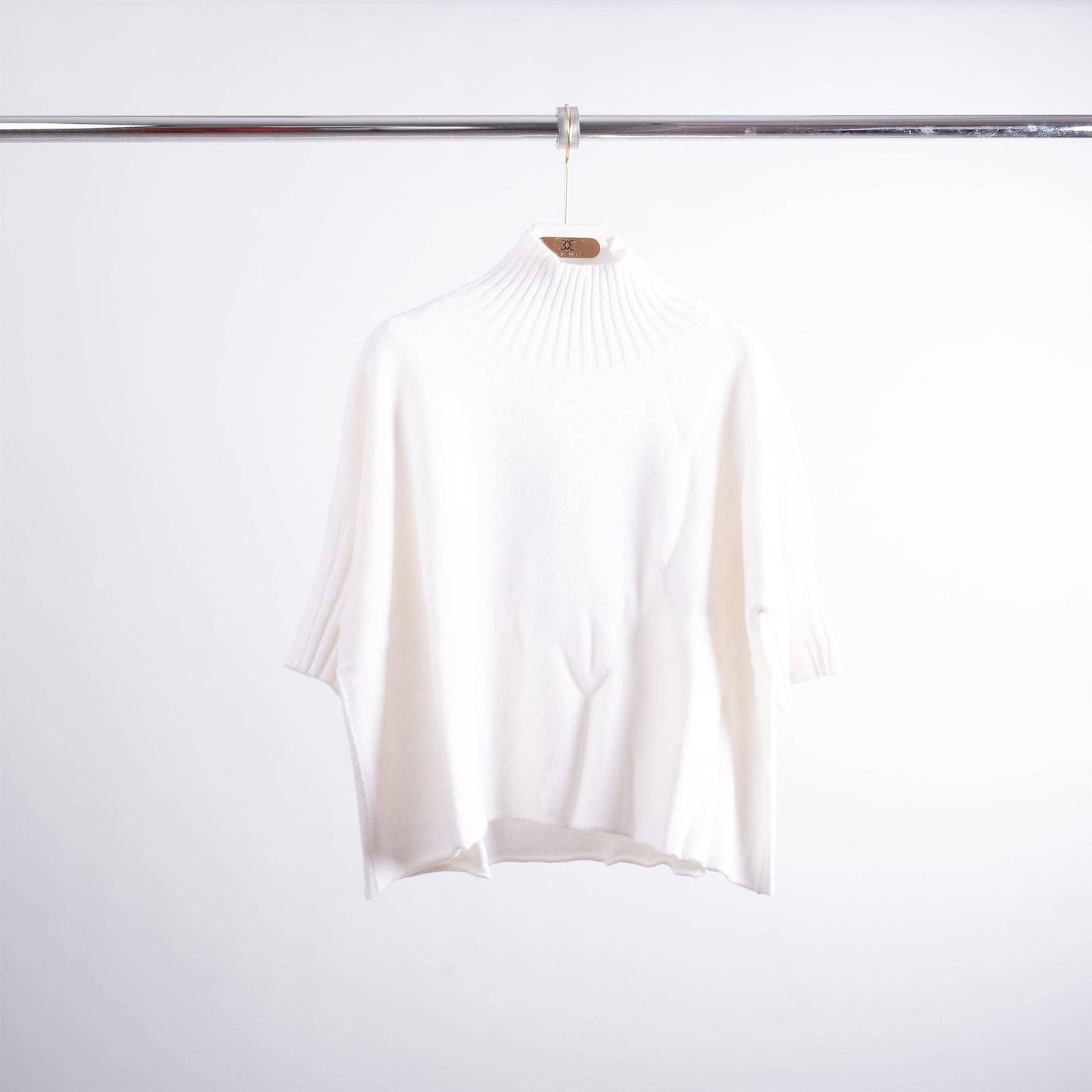 Maglia ampia a collo alto a coste con maniche corte