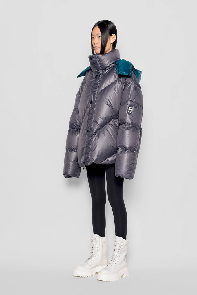 Piumino oversize bicolore con cappuccio rimovibile