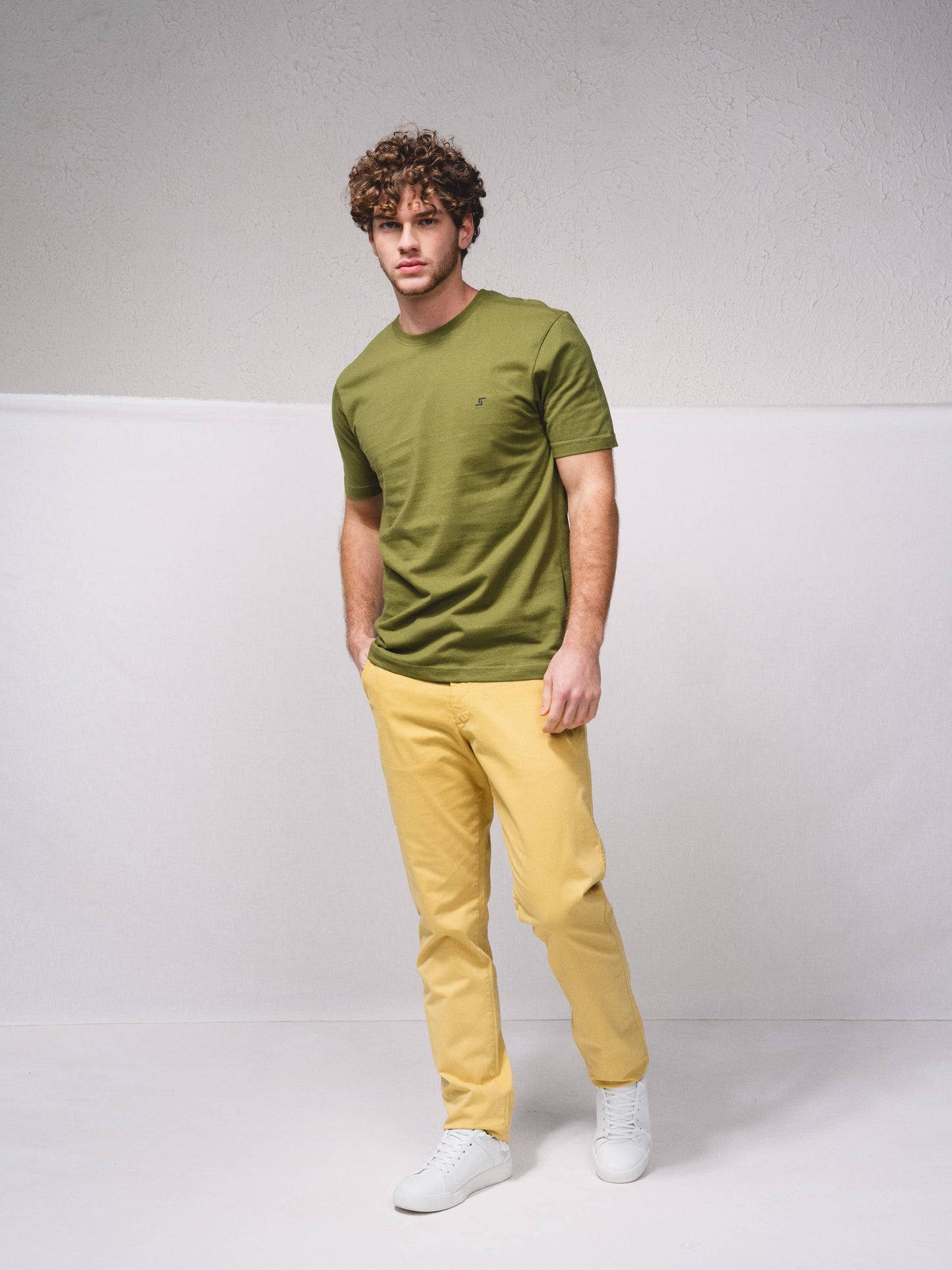T-shirt basic in cotone con logo ricamato