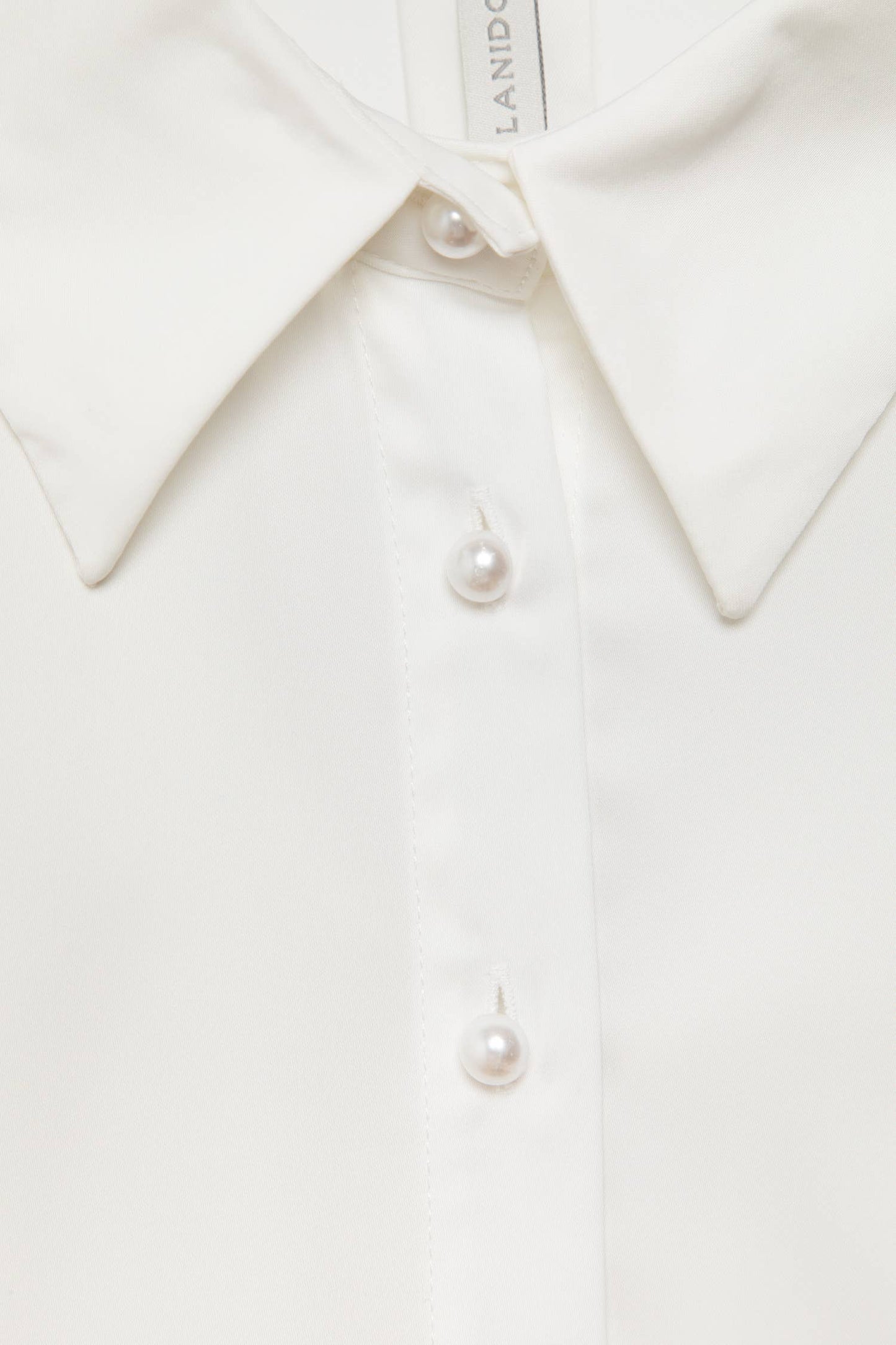 Camicia in raso con bottoni perla