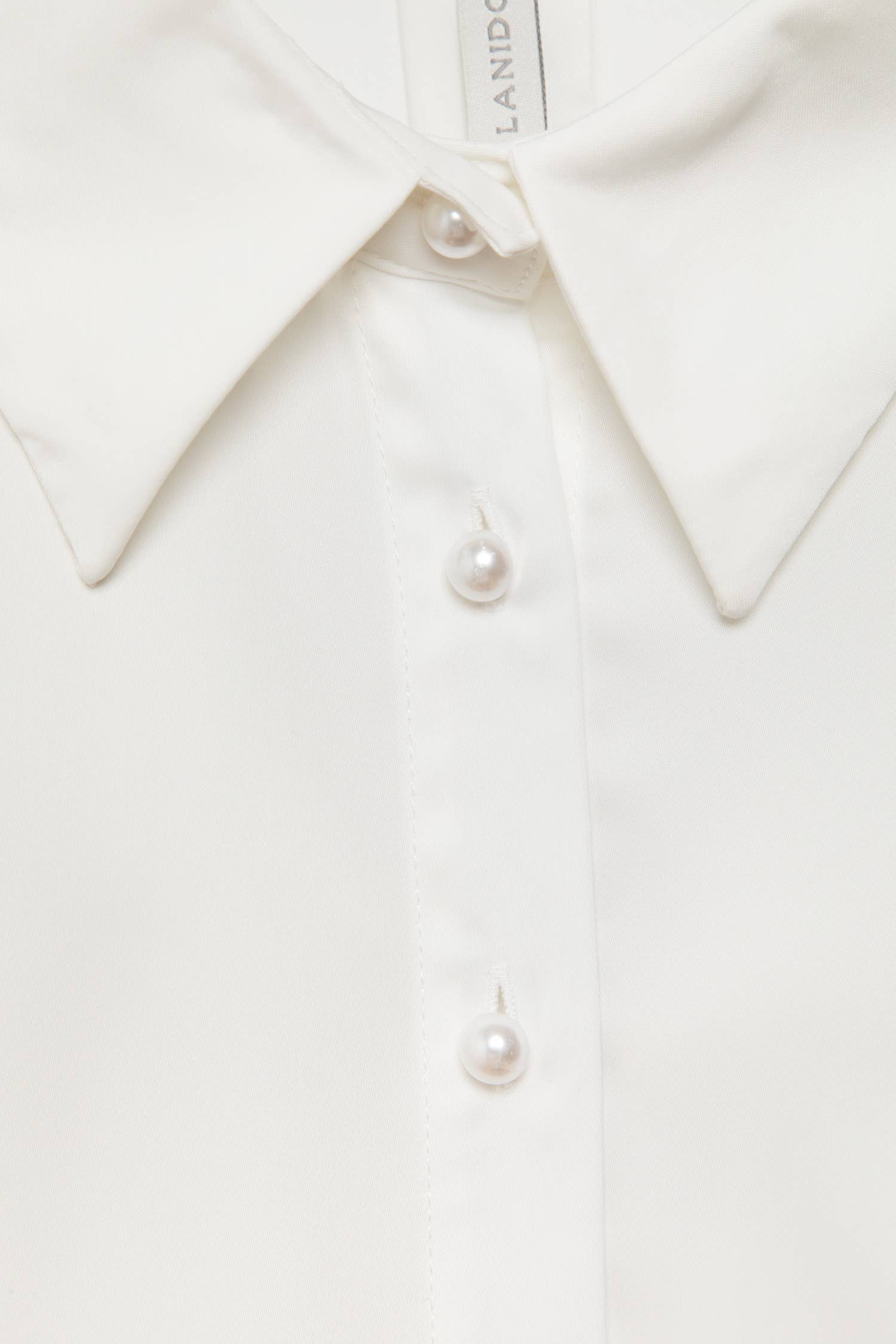 Camicia in raso con bottoni perla