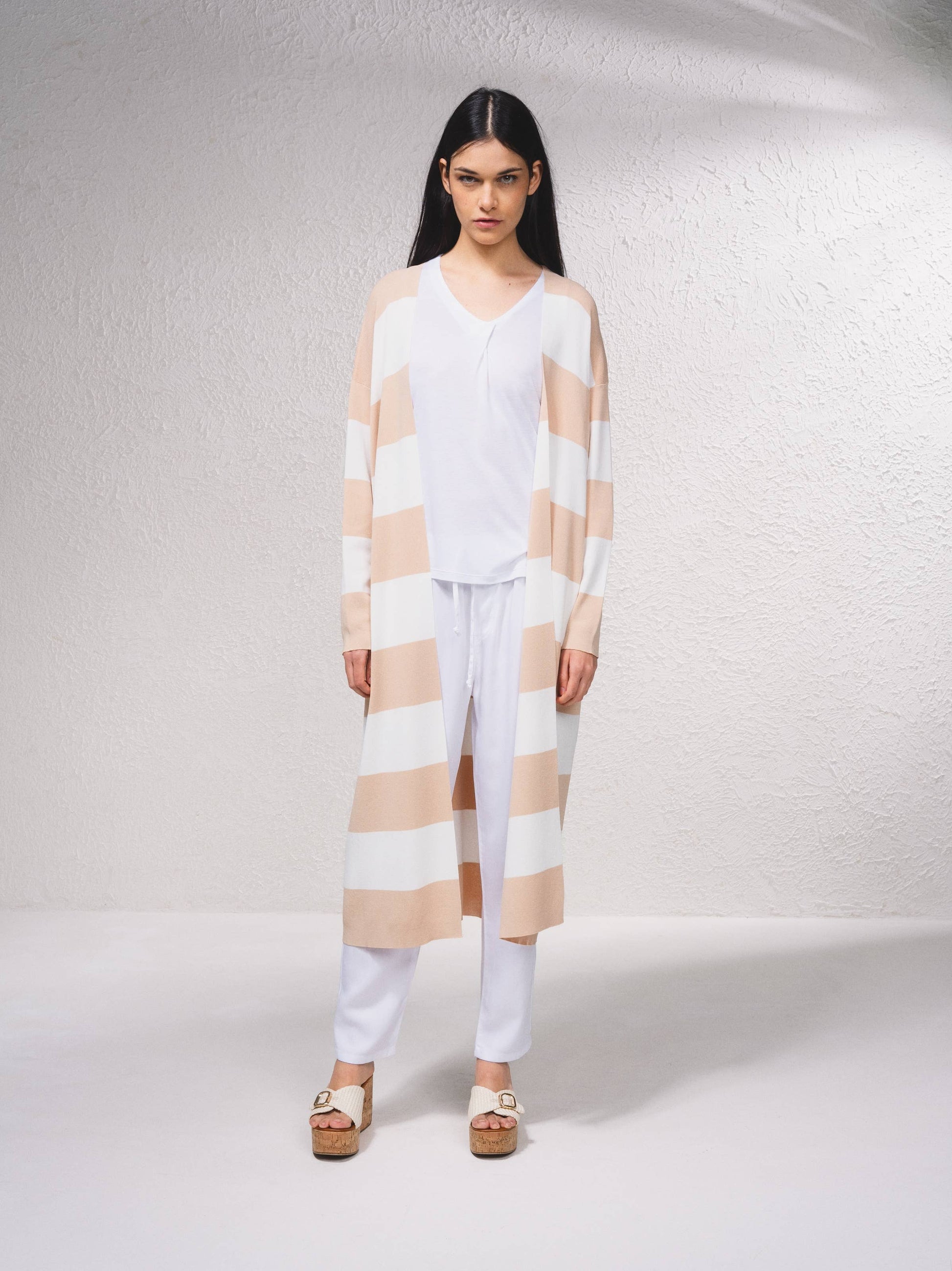 Cardigan lungo a righe aperto