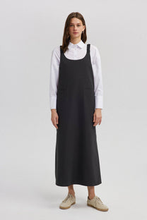 Abito salopette nero con spalline strutturate
