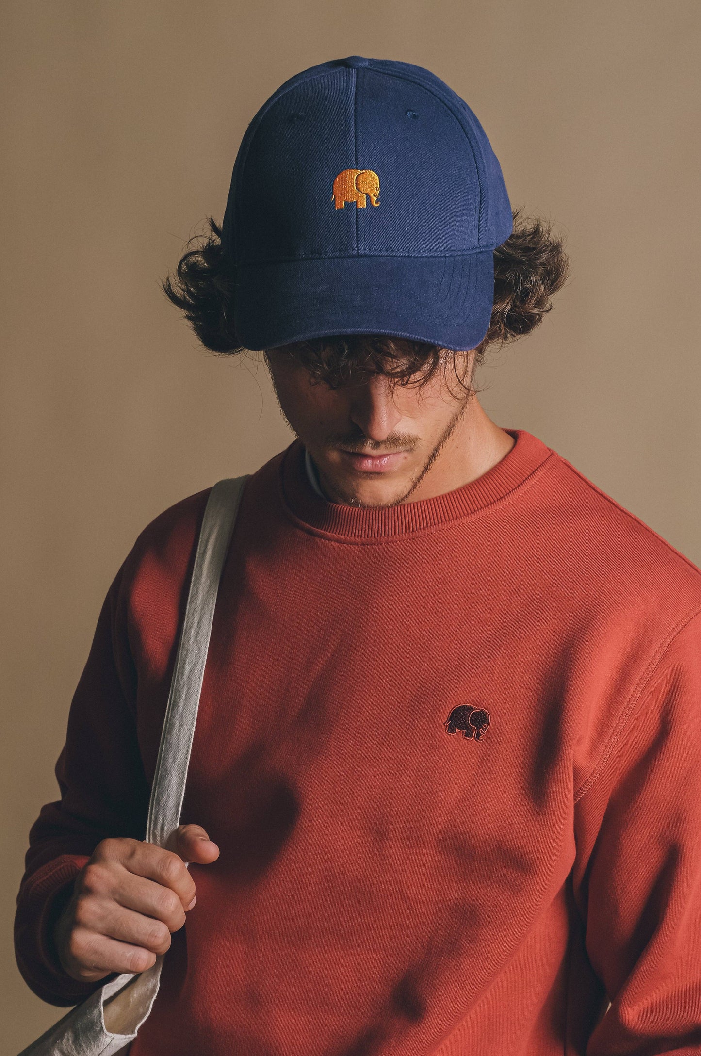 Cappellino classico 6 pannelli blu navy con logo ricamato