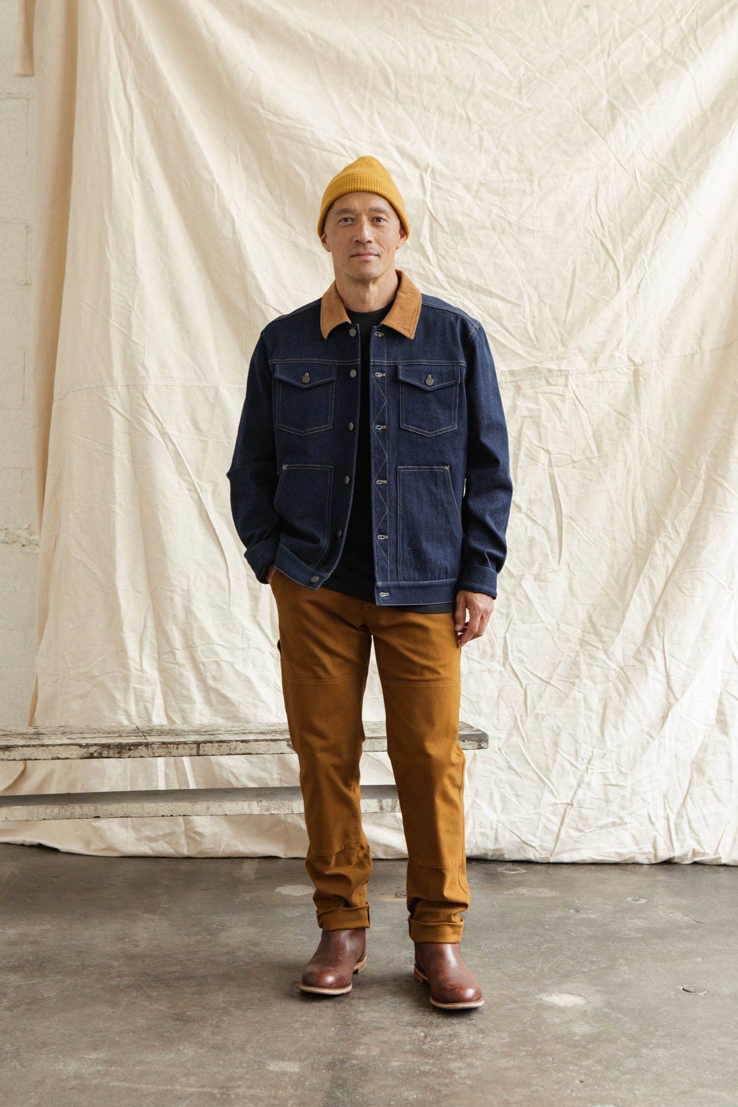 Giacca trucker in denim scuro con colletto a contrasto
