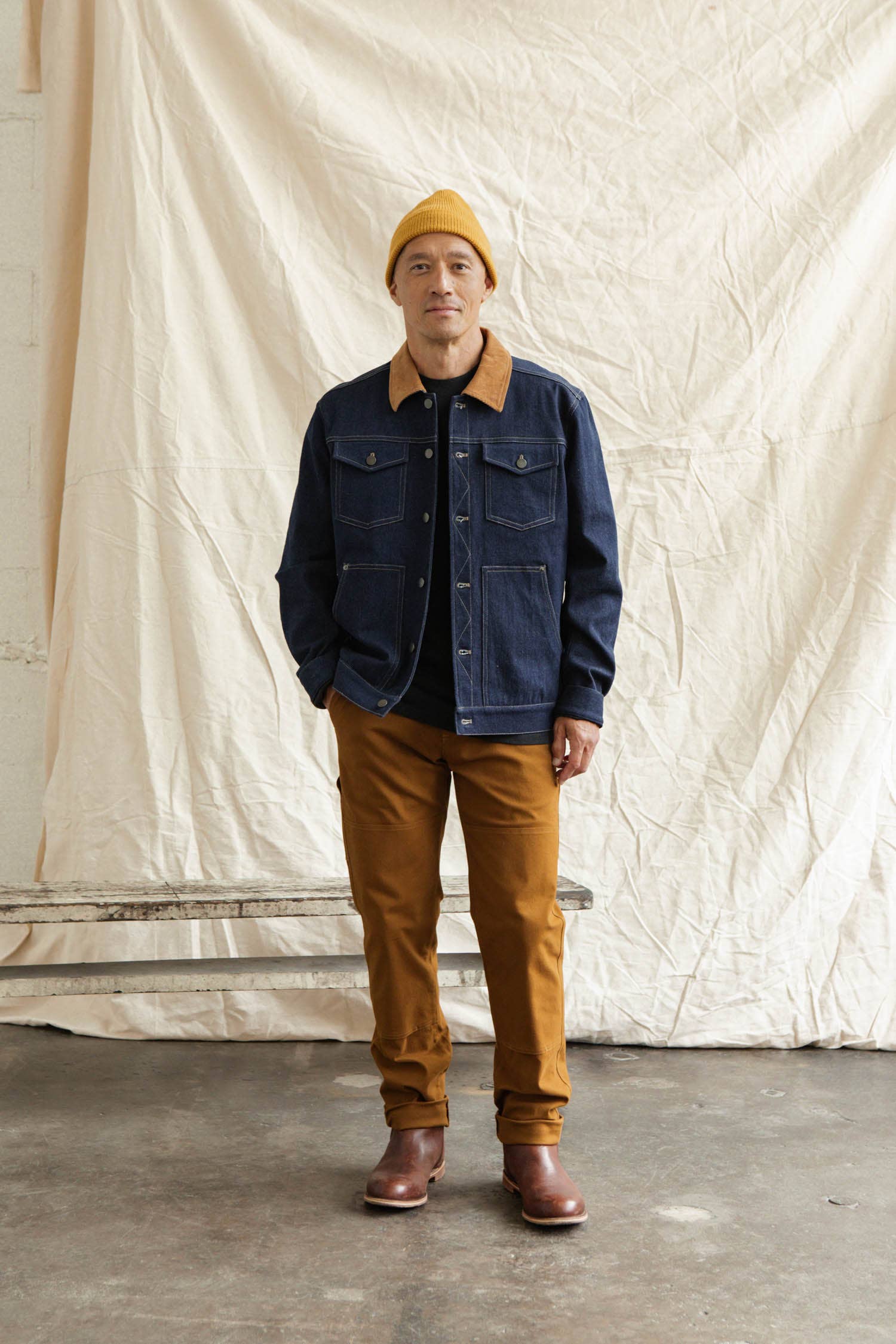 Giacca trucker in denim scuro con colletto a contrasto