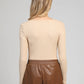 Top a costine nude con scollo quadrato