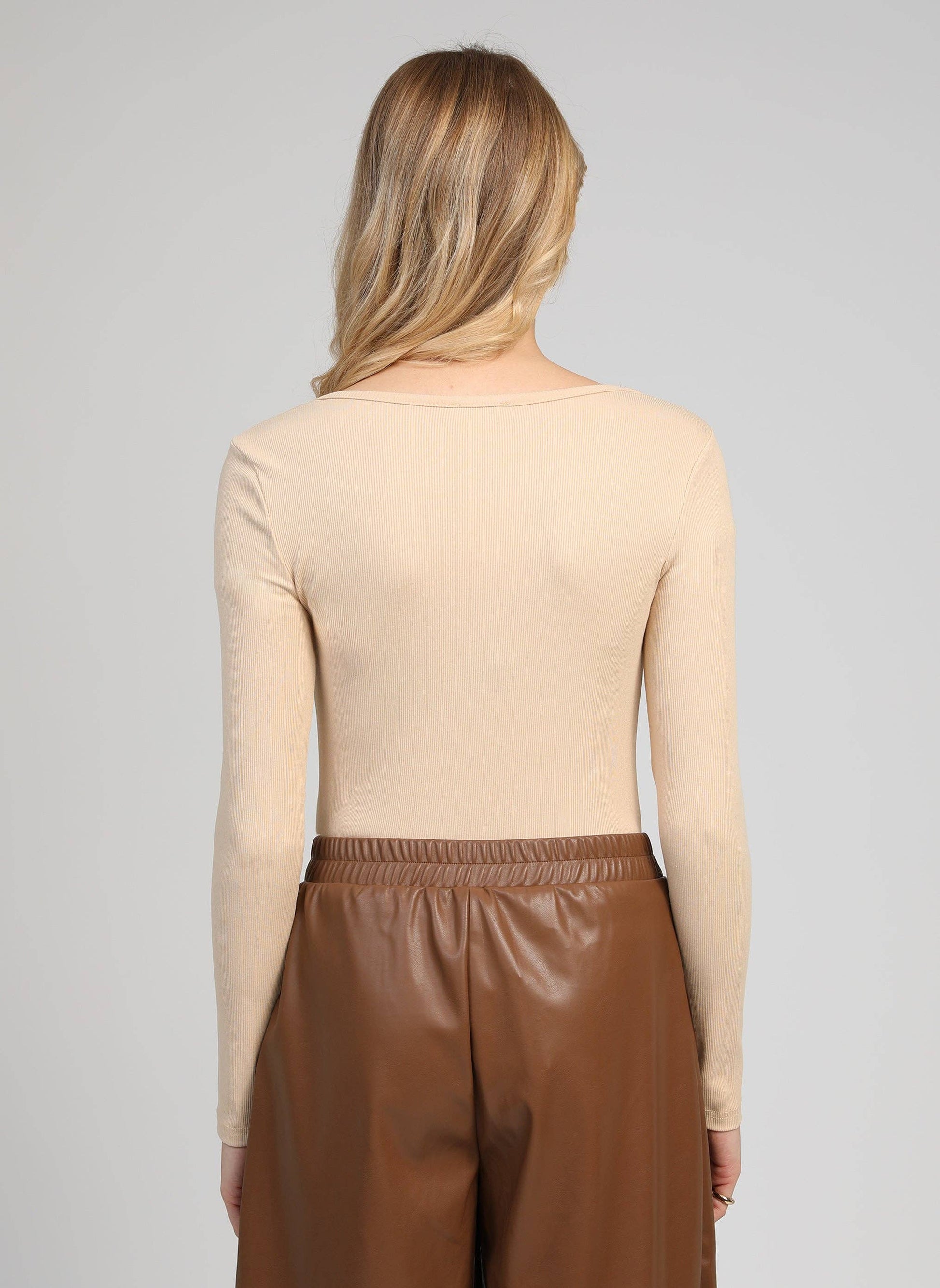 Top a costine nude con scollo quadrato