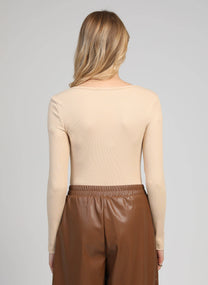 Top a costine nude con scollo quadrato