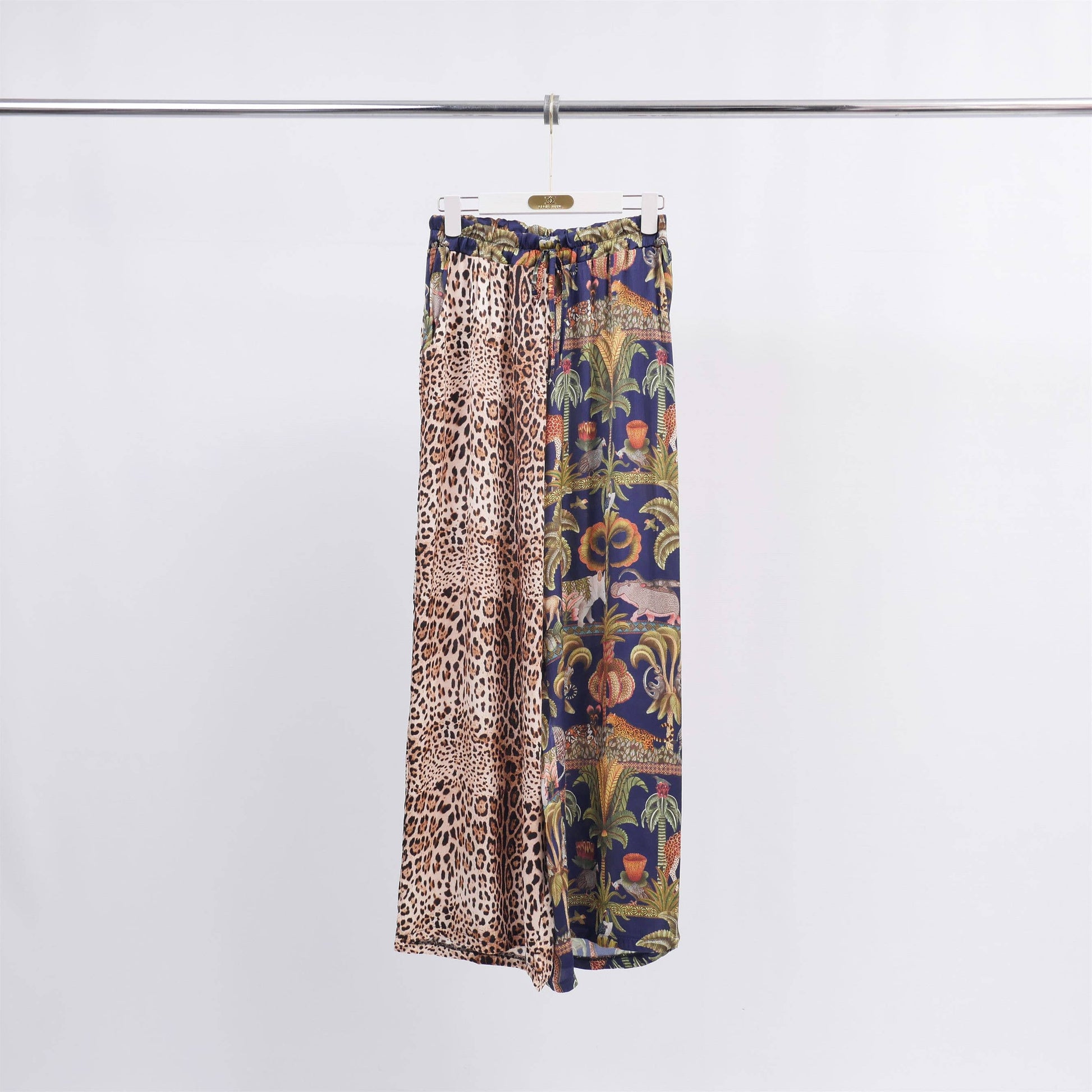 Pantaloni larghi in viscosa satinata con stampa animalier