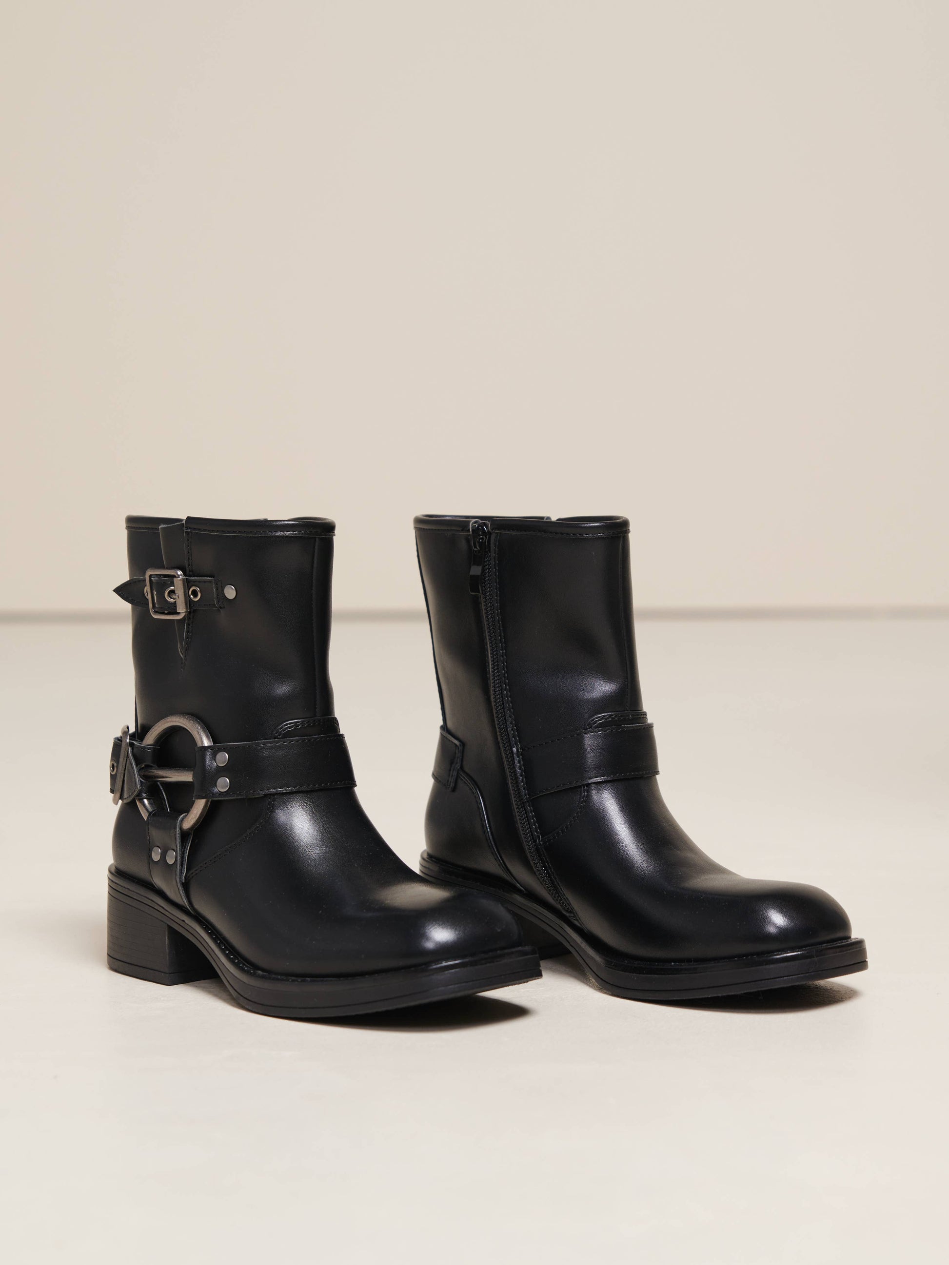 Stivaletti biker neri in PU con fibbie e anello