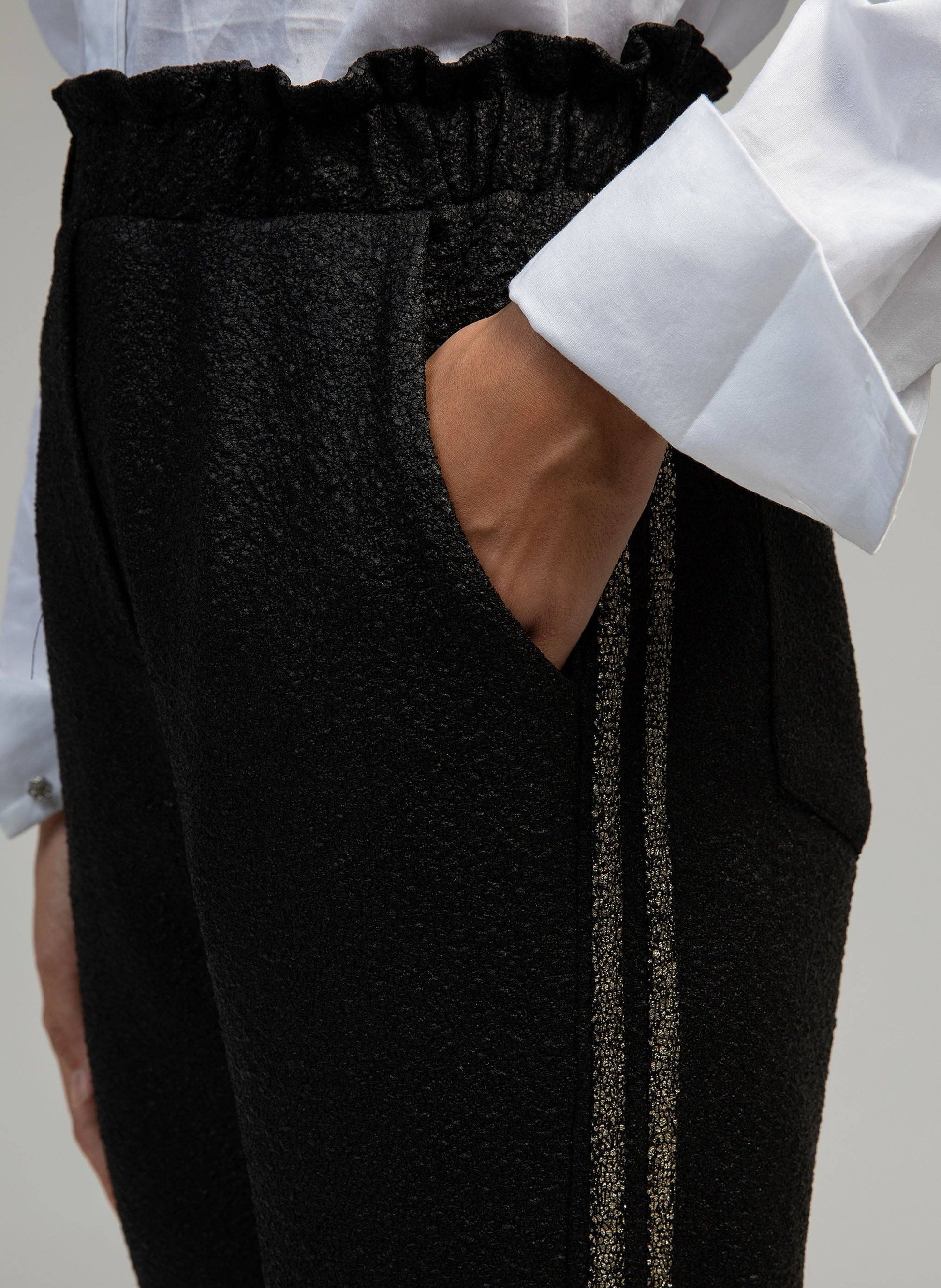 Pantaloni Pierroly effetto pelle neri con bande argento