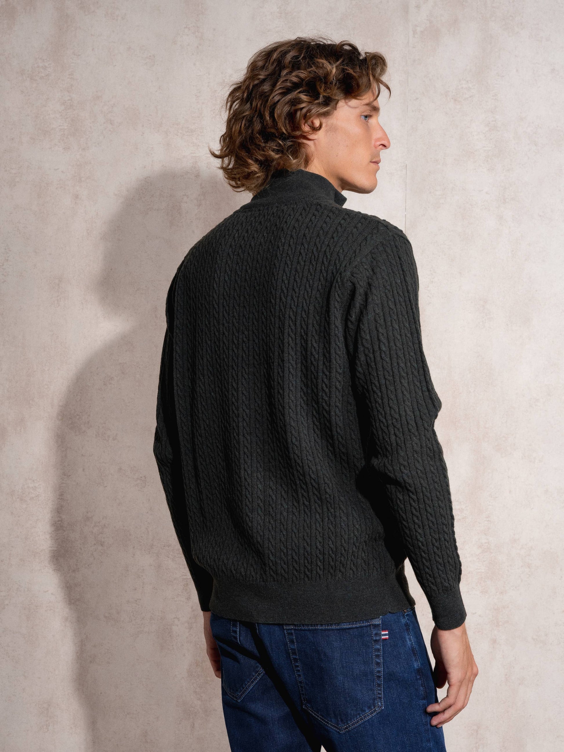 Maglia uomo a mezza zip in cotone con lavorazione a trecce