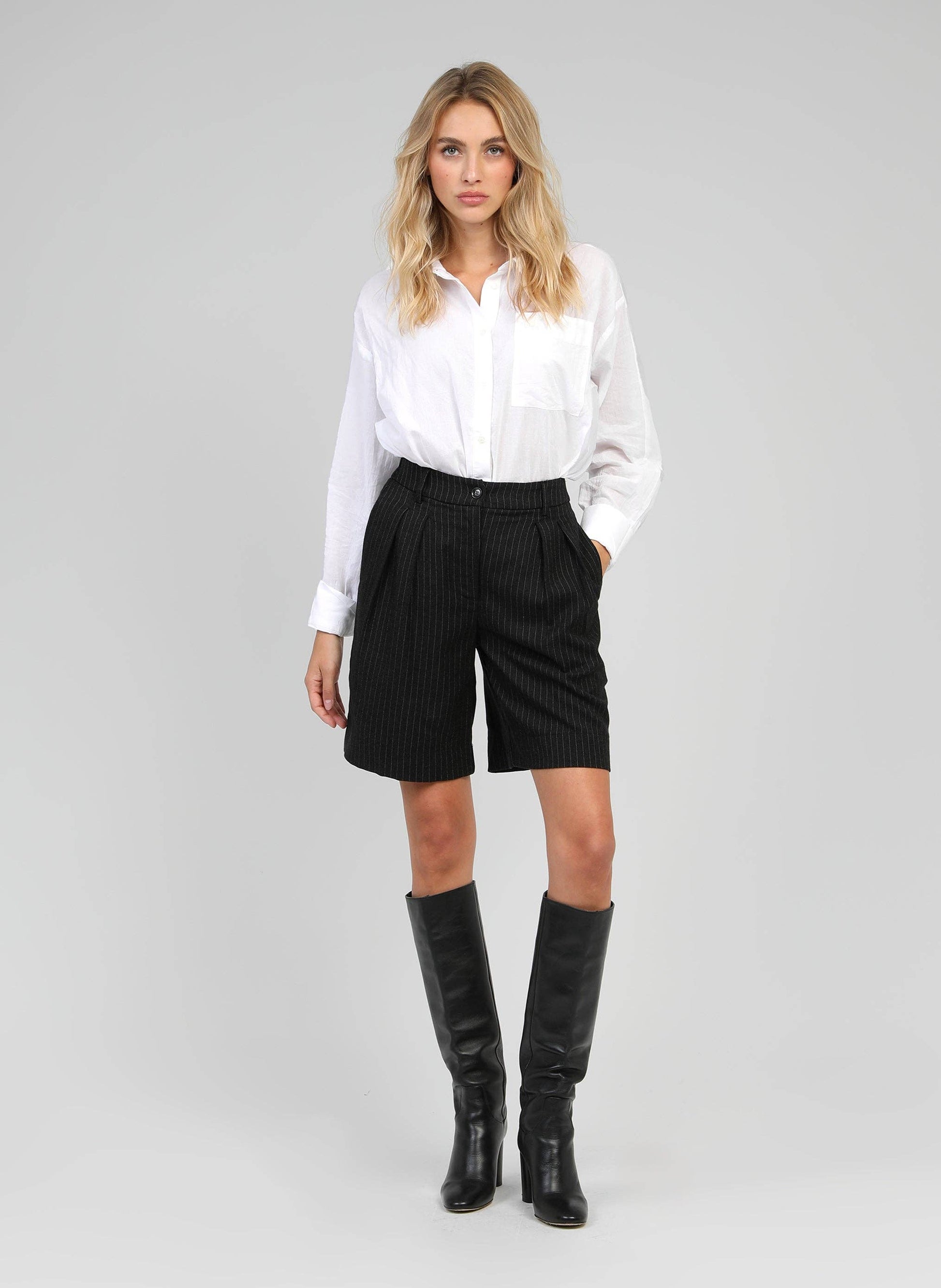 Bermuda sartoriali neri a righe sottili