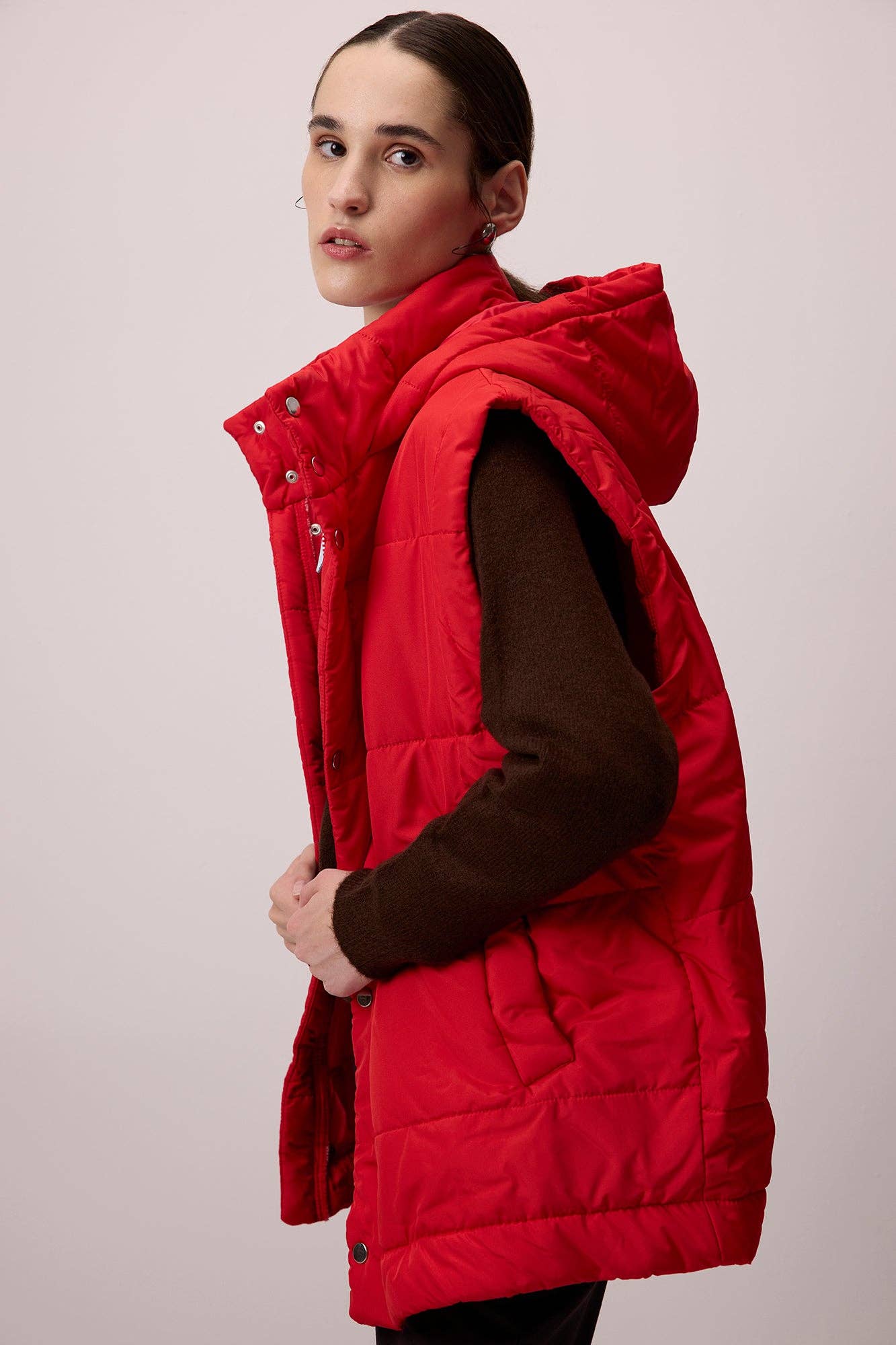 Gilet imbottito con cappuccio rosso