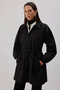 Trench corto con cintura