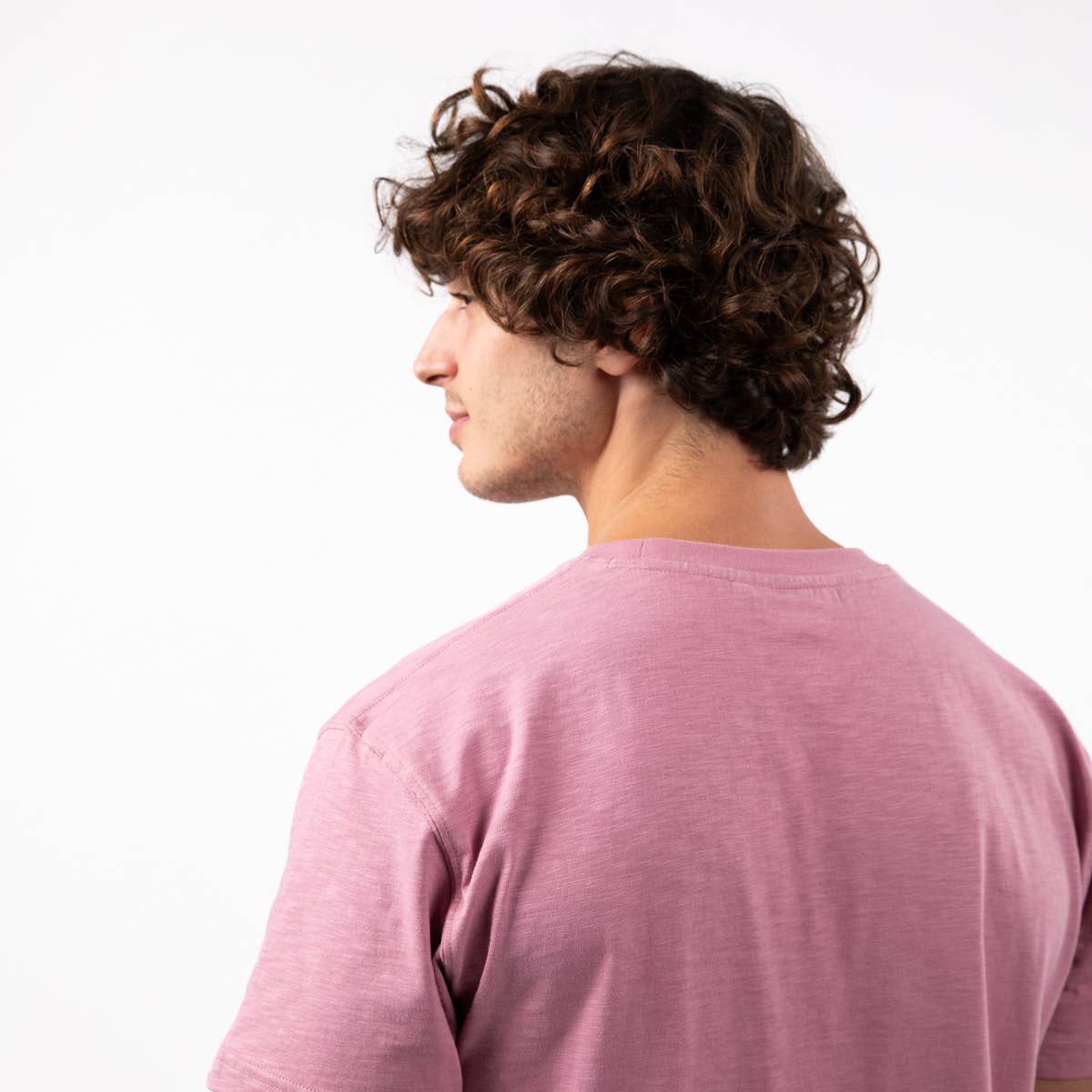 T-shirt rosa in cotone biologico con stampa surfer