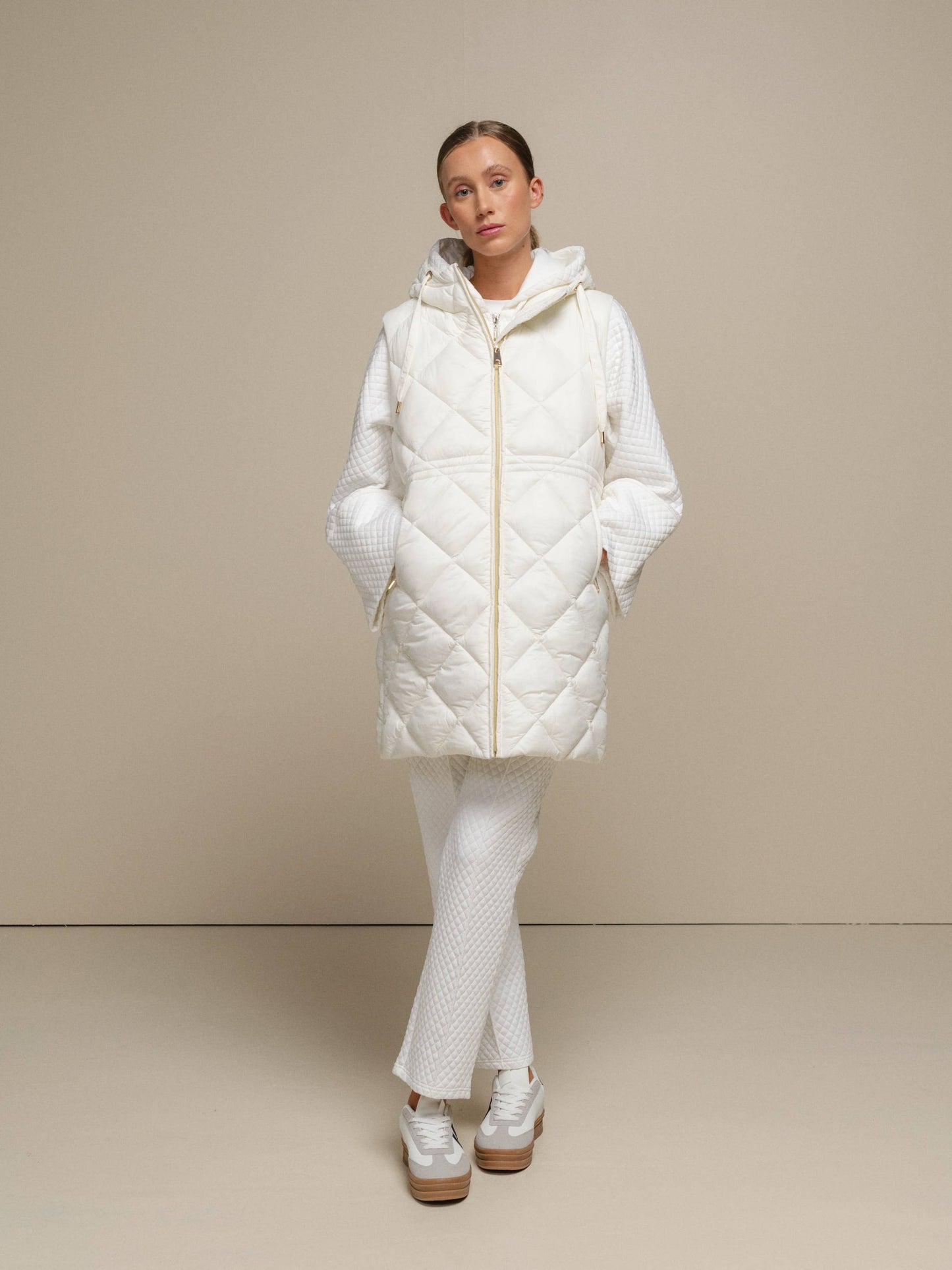 Gilet imbottito lungo con cappuccio da donna