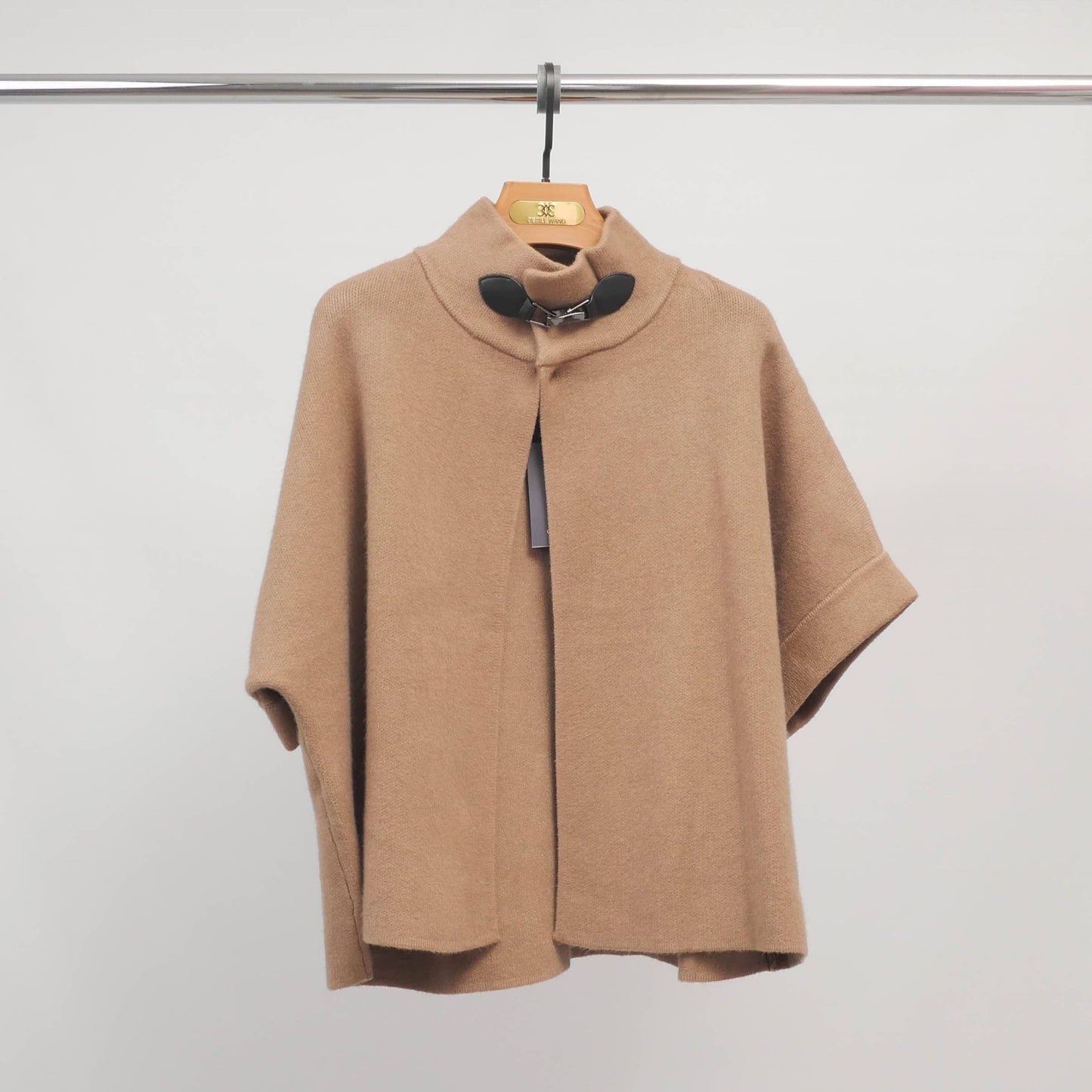 Cardigan smanicato con collo alto e fibbia decorativa