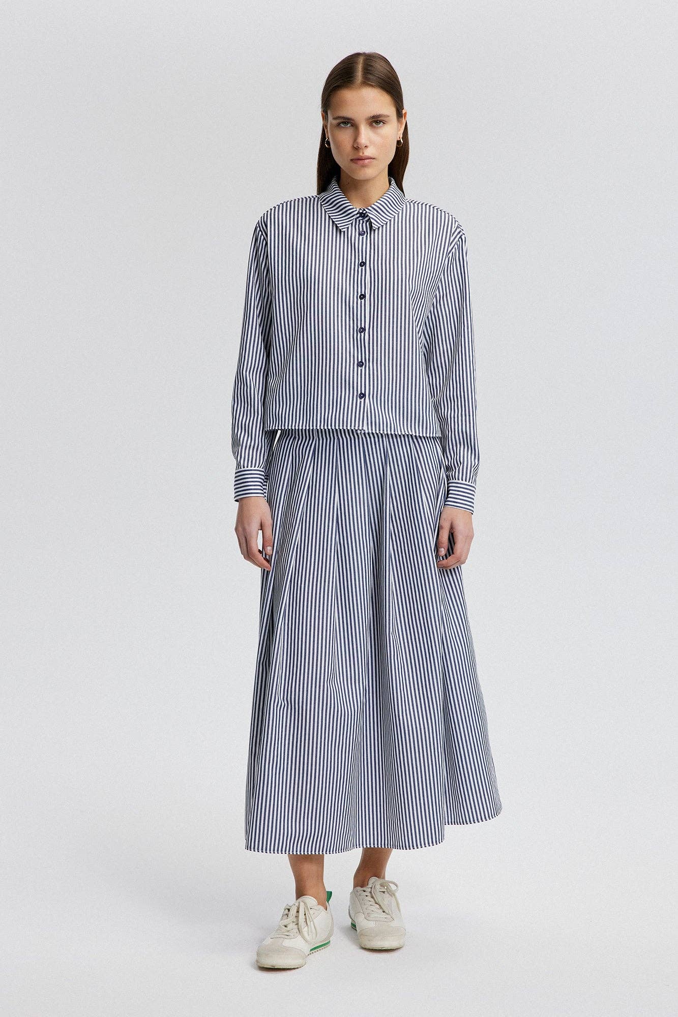 Completo camicia e gonna plissé a righe in cotone blu navy