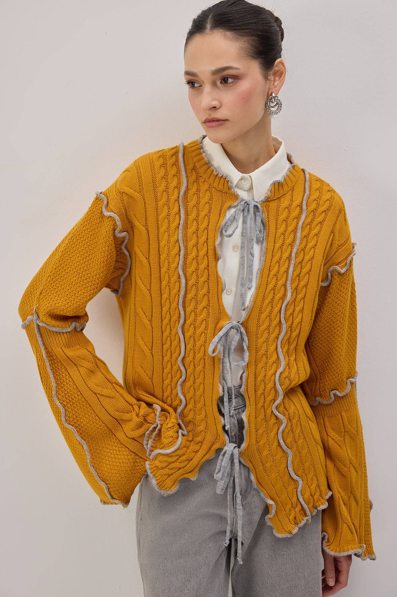 Cardigan in maglia senape con cintura a contrasto