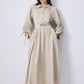 Abito midi beige con maniche arricciate e spilla in metallo