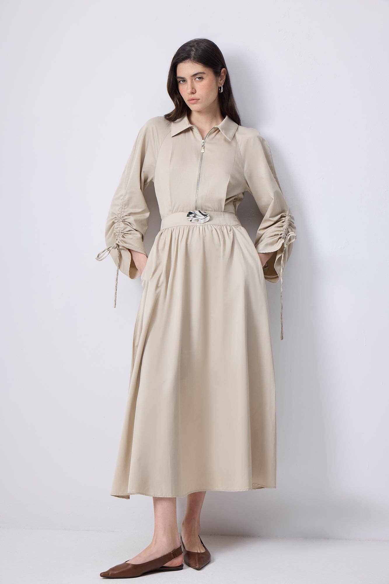 Abito midi beige con maniche arricciate e spilla in metallo
