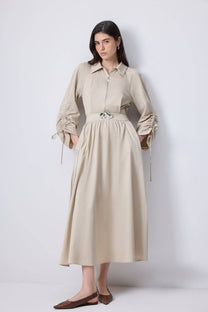 Abito midi beige con maniche arricciate e spilla in metallo