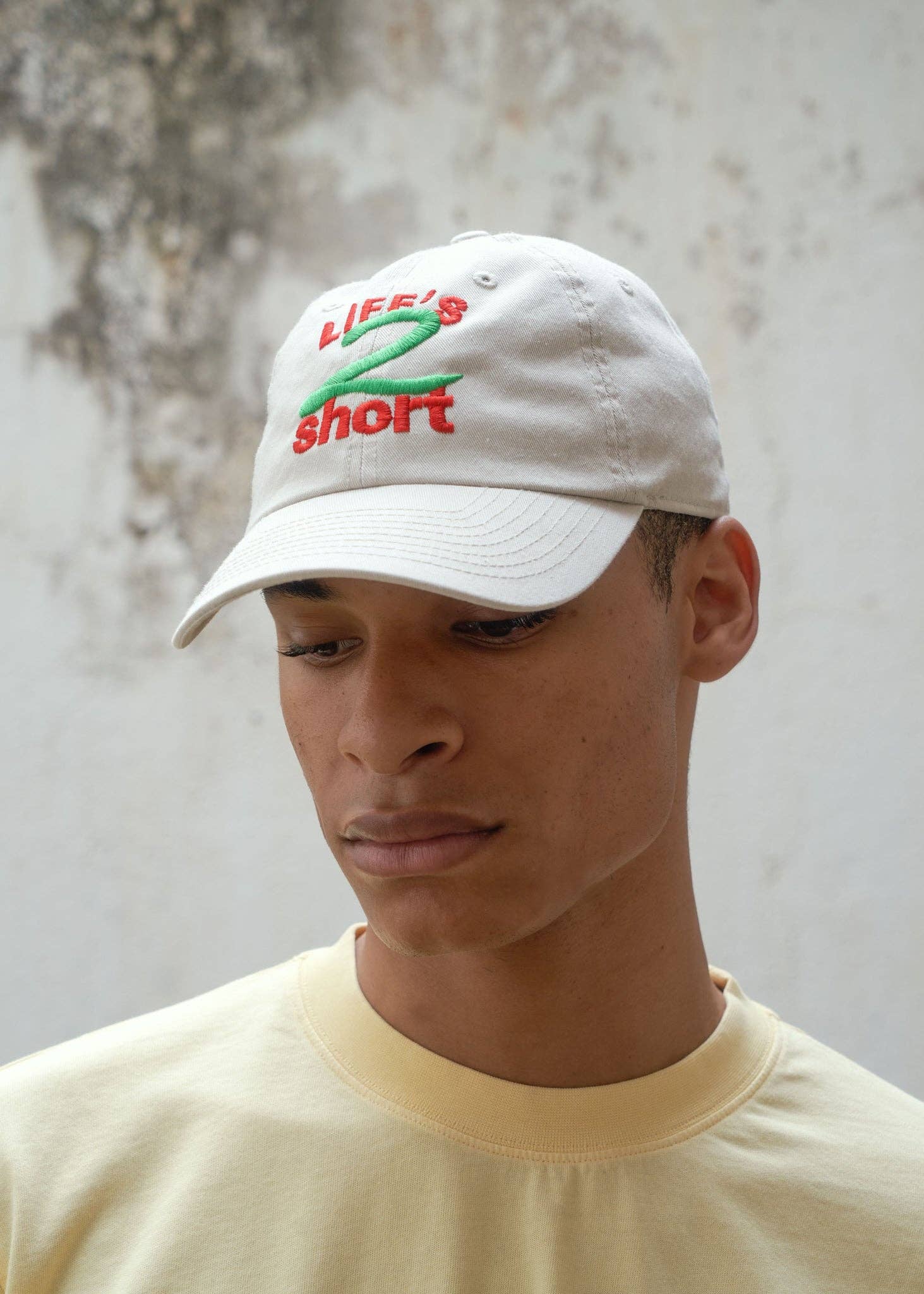 Cappellino ricamato Life’s Too Short in cotone biologico