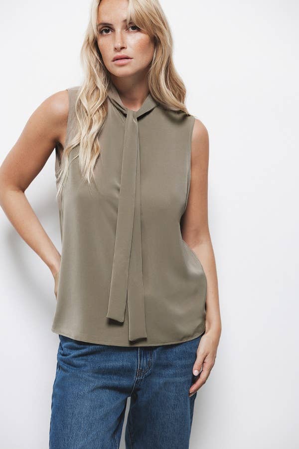 Top con Collo Alto e Fiocco