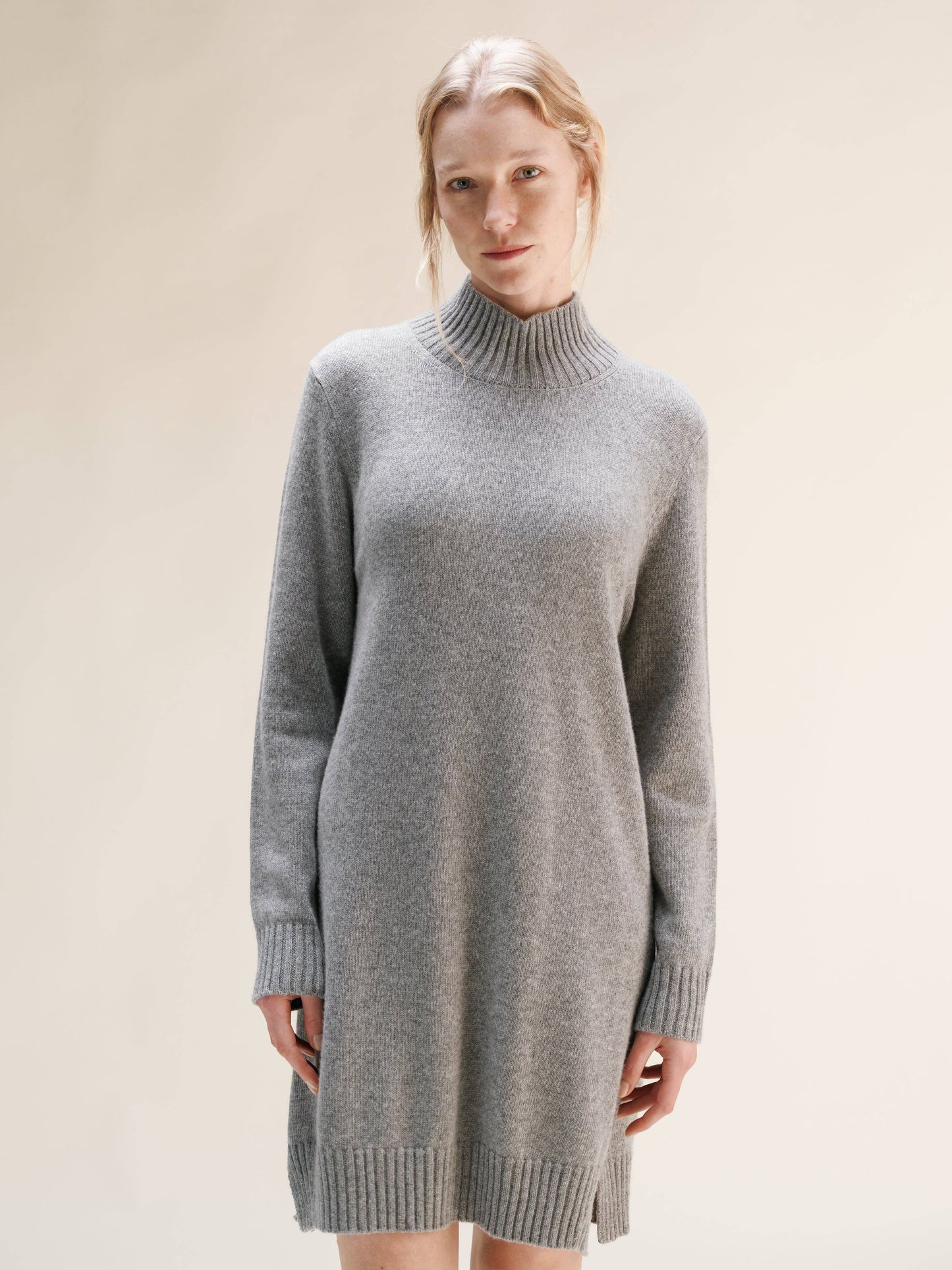 Abito midi in misto cashmere con collo alto