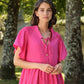 Abito midi fucsia con scollo a V e maniche a volant
