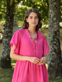 Abito midi fucsia con scollo a V e maniche a volant