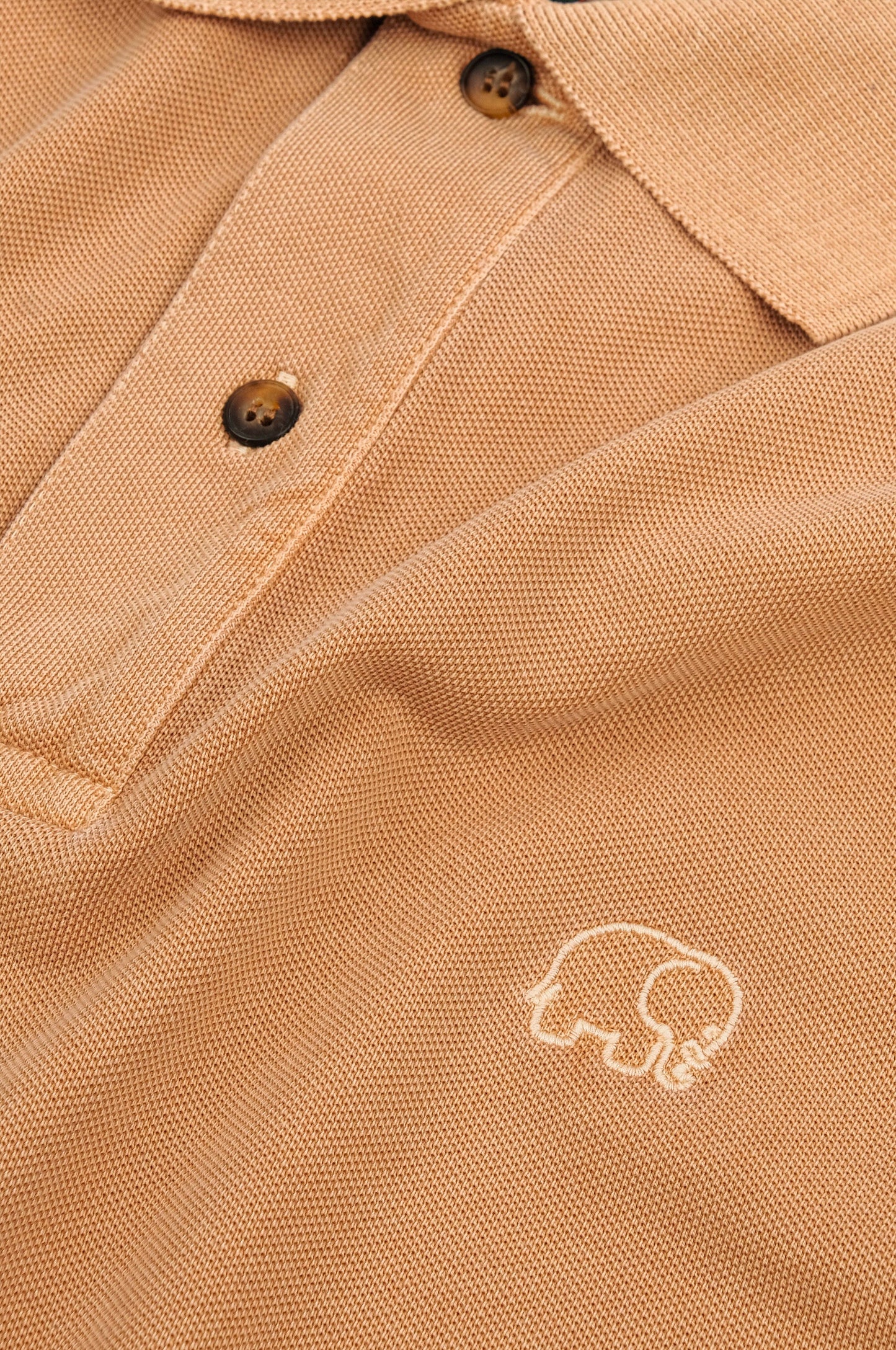 Polo essenziale in cotone organico tinta a pigmento color sabbia