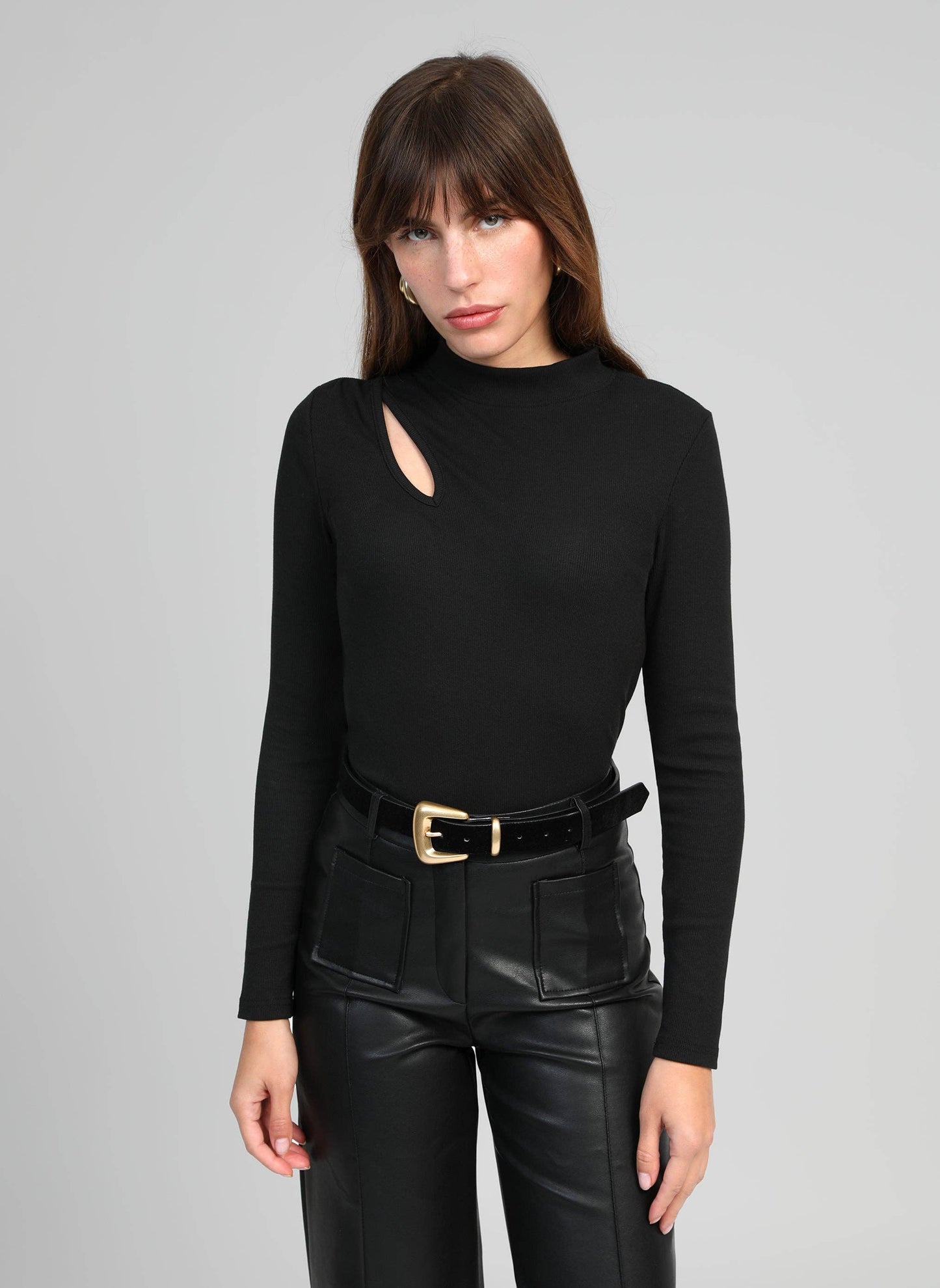 T-shirt Amelle nera a collo alto con cut-out