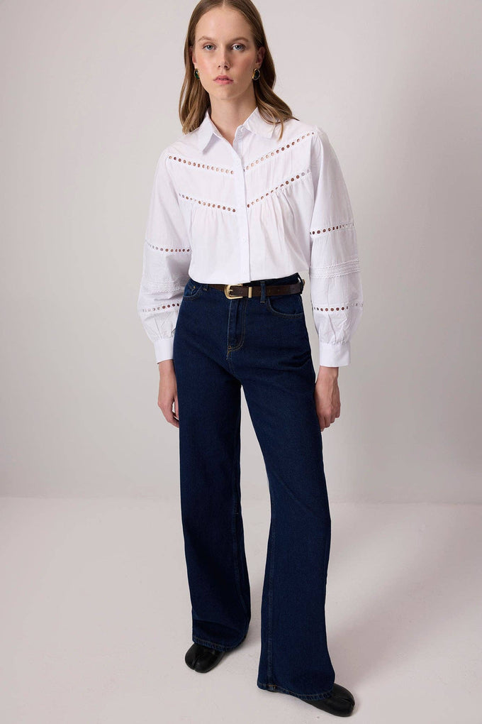 Camicia bianca con ricamo sangallo e maniche a sbuffo